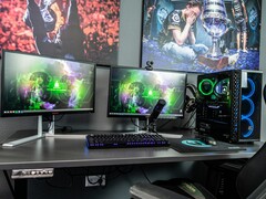 Konfiguracja komputera z dwoma monitorami (źródło obrazu: Ella Don via Unsplash)