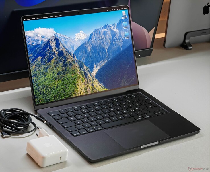 Apple MacBook Pro z chipem M5 na biurku wraz z ładowarką i kablem. (Źródło zdjęcia: Notebookcheck)