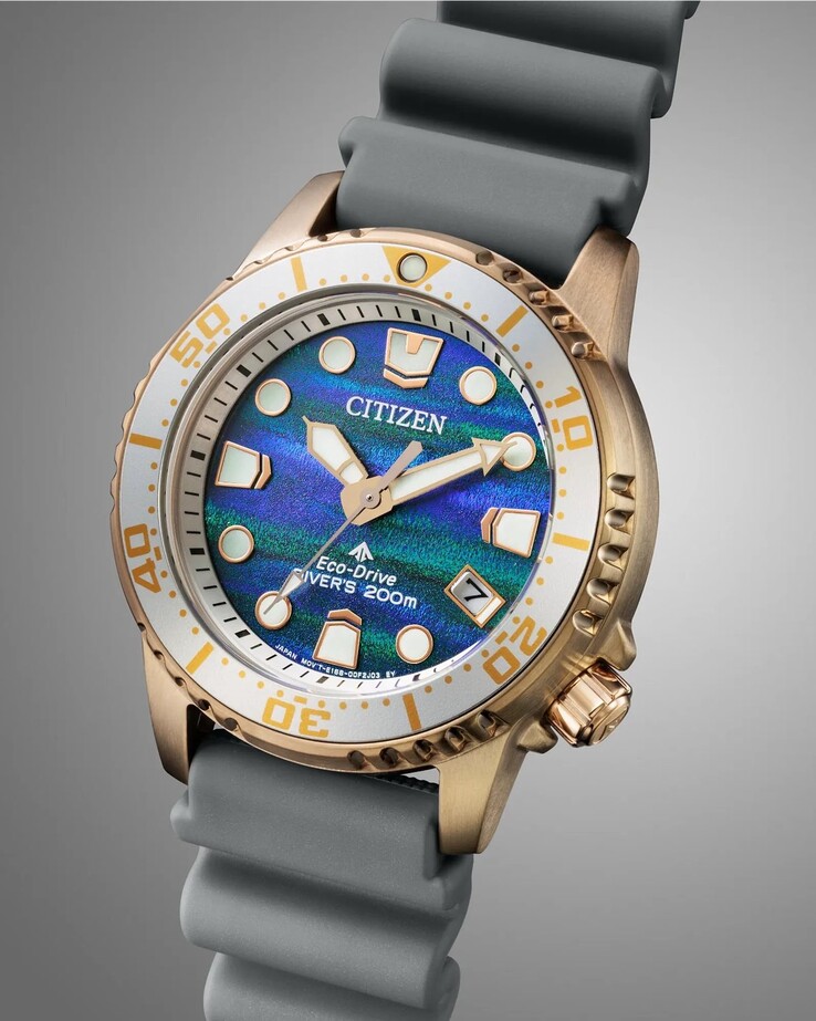 Jednokierunkowy bezel posiada wyraźne oznaczenia minut i świecącą wypustkę na godzinie 12.