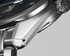 Widok z boku modelu Grand Seiko SBGA531 przedstawiający kopertę ze stali nierdzewnej o średnicy 40 mm, koronkę oraz powierzchnie polerowane i szczotkowane.