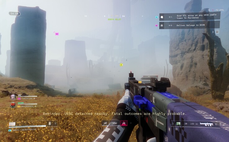Mgła spowija skalisty odcinek Perimeter, podczas gdy HUD Marathonu śledzi cele frakcji i pobliskie zagrożenia UESC podczas biegu na żywo.