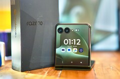 Wyświetlacz zewnętrzny pochodzi z modelu Razr Ultra 2026; w pozostałych obszarach w modelu Razr Plus 2026 zastosowano rozwiązania oszczędnościowe, aby utrzymać niższą cenę.