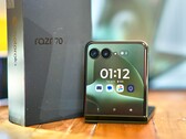 Wyświetlacz zewnętrzny pochodzi z modelu Razr Ultra 2026; w pozostałych obszarach w modelu Razr Plus 2026 zastosowano rozwiązania oszczędnościowe, aby utrzymać niższą cenę.