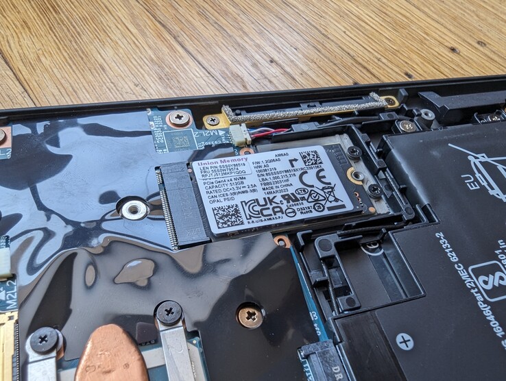 Brak wsparcia dla dłuższych 80 mm dysków SSD M.2 prawdopodobnie w celu zmniejszenia wagi