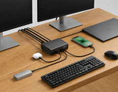 Stacja dokująca Belkin 12 w 1 podłączona do laptopa, dwóch monitorów i innych urządzeń peryferyjnych w konfiguracji stacjonarnej