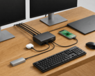 Stacja dokująca Belkin 12 w 1 podłączona do laptopa, dwóch monitorów i innych urządzeń peryferyjnych w konfiguracji stacjonarnej