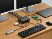 Stacja dokująca Belkin 12 w 1 podłączona do laptopa, dwóch monitorów i innych urządzeń peryferyjnych w konfiguracji stacjonarnej