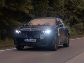 Elektryczny SUV BMW iX3 osiągnął imponujący zasięg 626 mil, a na zegarze pozostało jeszcze 12 mil. (Źródło zdjęcia: BMW Group via YouTube)