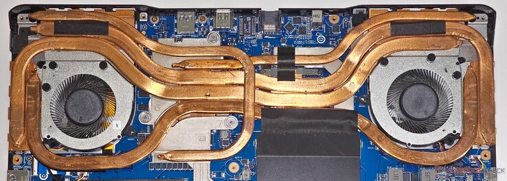 Crosshair 16 HX AI posiada system chłodzenia z dwoma wentylatorami i pięcioma ciepłowodami