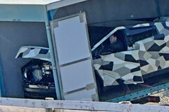 Cybertruck Tesli wylądował w Nowej Zelandii w celu przeprowadzenia testów w niskich temperaturach, co pozwoliło nam rzucić okiem na jego rozległy bagażnik i nietypową konstrukcję pokrywy. (Źródło zdjęcia: Cybertruck Owners Club)