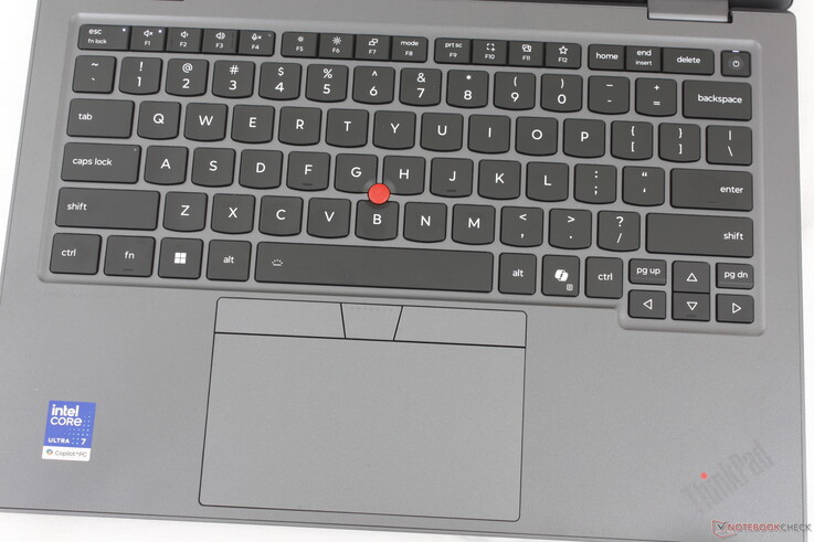 Wygodna klawiatura o skoku klawiszy wynoszącym 1,5 mm oraz nieco większym panelu dotykowym niż w modelu ThinkPad X1 2-in-1 Gen 10 (12 x 6,5 cm w porównaniu z 12 x 5,6 cm)
