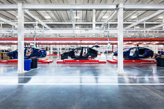 Tesla nieustannie walczy o zwiększenie mocy produkcyjnych i jakości, starając się konkurować z szerszym rynkiem motoryzacyjnym. (Źródło zdjęcia: Tesla)