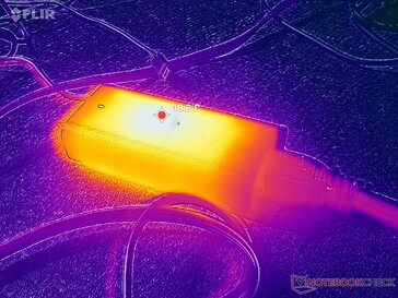 Zasilacz sieciowy osiąga temperaturę powyżej 48°C podczas pracy pod dużym obciążeniem