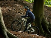 Decathlon Rockrider E-ST 100 jest teraz dostępny w kolorze białym/niebieskim. (Źródło zdjęcia: Decathlon)