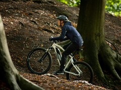 Decathlon Rockrider E-ST 100 jest teraz dostępny w kolorze białym/niebieskim. (Źródło zdjęcia: Decathlon)