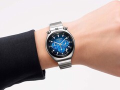 Zegarek Citizen Tsuno Chronograph z niebieską tarczą z gradientem i bransoletą ze stali nierdzewnej, noszony na nadgarstku na białym tle.