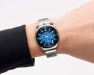 Zegarek Citizen Tsuno Chronograph z niebieską tarczą z gradientem i bransoletą ze stali nierdzewnej, noszony na nadgarstku na białym tle.