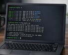 Linux from Scrach 13.0 pozostaje wierny podejściu opartemu wyłącznie na interfejsie CLI, zapewniając jednocześnie najnowsze pakiety systemu Linux
