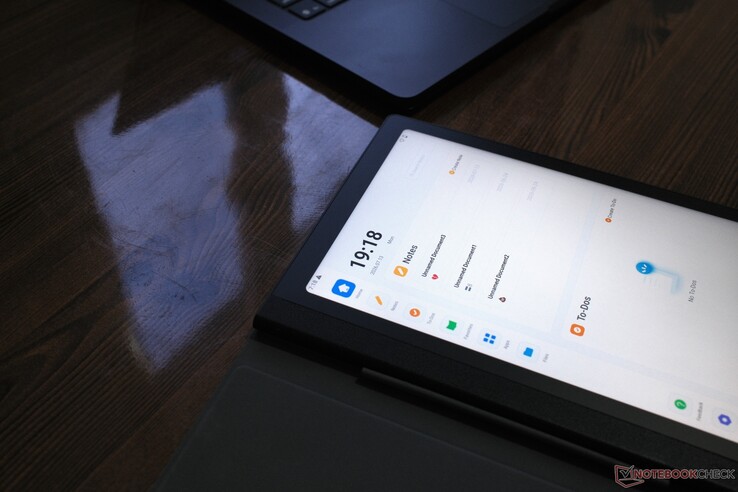 Model Note E posiada nanopowłokę AG na panelu LCD.