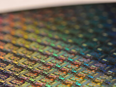 Grafika koncepcyjna przywołująca projekt chipu smartfona, przygotowująca grunt pod rywalizację MediaTek vs Qualcomm (źródło obrazu: Unsplash / Laura Ockel)