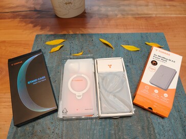 Wewnątrz zastosowano folię z tworzywa sztucznego.