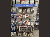 Aleja w sklepie GameStop wypełniona fizycznymi grami na PS3
