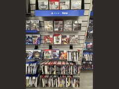 Aleja w sklepie GameStop wypełniona fizycznymi grami na PS3