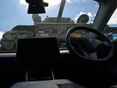Czołg Sherman wspinający się na Teslę Model 3. (Źródło zdjęcia: LBD/YT)