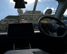 Czołg Sherman wspinający się na Teslę Model 3. (Źródło zdjęcia: LBD/YT)