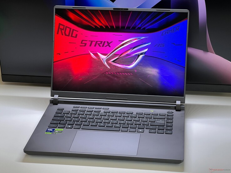 Asus ROG Strix G16 G615 zrecenzowany przez Notebookcheck