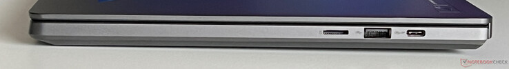 Po prawej: czytnik kart microSD, USB-A 3.2 Gen 2 (10 Gbit/s), USB-C 3.2 Gen 2 (10 GBit/s, DisplayPort 1.4, G-Sync)
