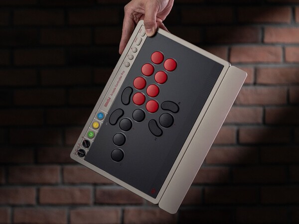 Kontroler 8BitDo Arcade Controller Pro jest wyposażony w magnetyczną podpórkę pod nadgarstek.