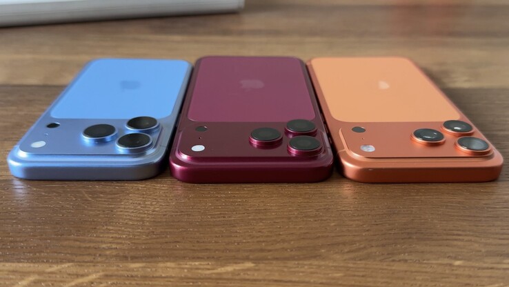 W bezpośrednim porównaniu między makietą iPhone’a 18 Pro Max a iPhone’em 17 Pro Max rzuca się w oczy grubszy moduł aparatu.