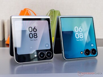 Galaxy Z Flip 7 FE (L) i Flip 7 (R) obok siebie ((źródło obrazu: Notebookcheck)