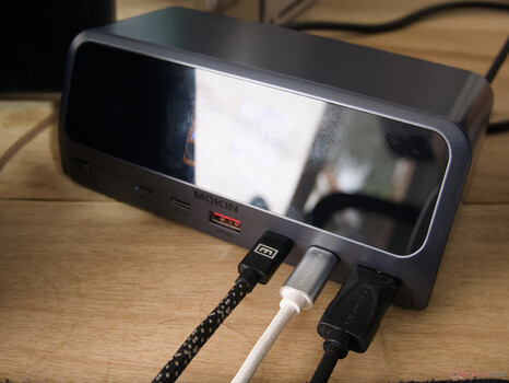 Ekran stacji dokującej MOKiN USB-C przyciąga odciski palców i odbicia światła