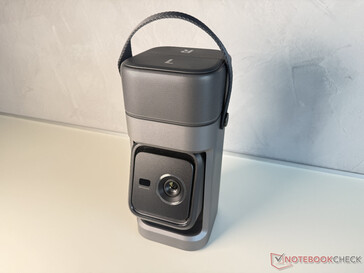 Regulowana jednostka projekcyjna na dole, dwa odłączane głośniki stereo na górze