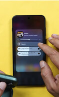 Funkcja „Dual Audio” w telefonie OnePlus w praktyce: podłączone są jednocześnie dwie pary bezprzewodowych słuchawek dousznych, a funkcja wspólnego słuchania jest włączona.