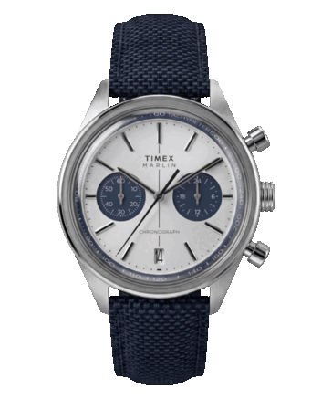 Zegarek Timex Marlin Jet Chronograph TW2Y89900 z srebrno-białą, wklęsłą tarczą, granatowymi tarczami chronografu, okienkiem datownika na godzinie 6 oraz granatowym paskiem z tkaniny.