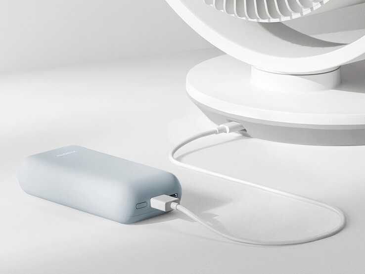Inteligentny biurkowy wentylator cyrkulacji powietrza Xiaomi (na zdjęciu) może być zasilany za pomocą power banku. (Źródło zdjęcia: Xiaomi)