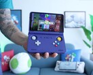 Russ z Retro Game Corps trzymający ręczną konsolę do gier Retroid Pocket Flip 2 w kolorze fioletowym, z ekranem wyświetlającym interfejs emulatora Sega Genesis. (Źródło obrazu: Retro Game Corps na YouTube)