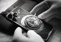 Caviar łączy iPhone&#039;a Apple z zegarkiem Omega Seamaster. (Źródło zdjęcia: Caviar)
