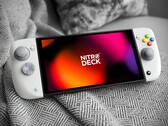 CRKD Nitro Deck 2 zastępuje kontrolery Joy-Con konsoli Nintendo Switch 2/Switch.