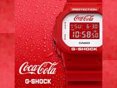 Starszy model Casio G-Shock x Coca Cola - DW5600CC23-4, na zdjęciu obok logo Coca-Cola i G-Shock na czerwonym tle. (Źródło zdjęcia: Casio - edytowane) 