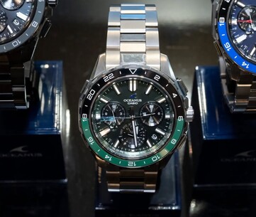 Zielony zegarek Casio Oceanus OCW-P3000 przedstawiony z przodu, wyposażony w zielono-czarną tarczę oraz dwukolorową ceramiczną ramkę.