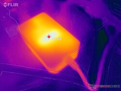 Zasilacz AC osiąga temperaturę ponad 44 C podczas długotrwałej pracy z wymagającym obciążeniem