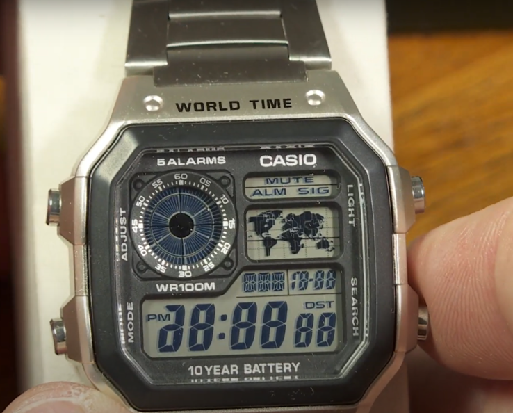 Zegarki z serii Casio AE1200 posiadają tryb diagnostyczny, który włącza się po jednoczesnym naciśnięciu obu przycisków po lewej stronie i prawego dolnego przycisku. (Źródło obrazu: Greg Anderson - The Good Timekeeper via YouTube)
