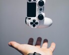 Chociaż kontroler DualSense 2 do konsoli PS6 może zachować kształt oryginalnego modelu DualSense przedstawionego na zdjęciu, firma Sony może obecnie testować nowe elementy sterujące typu pojemnościowego.