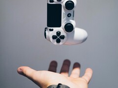 Chociaż kontroler DualSense 2 do konsoli PS6 może zachować kształt oryginalnego modelu DualSense przedstawionego na zdjęciu, firma Sony może obecnie testować nowe elementy sterujące typu pojemnościowego.