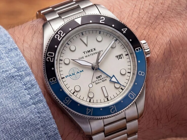 Zegarek Timex Pan Am Waterbury Automatic GMT na nadgarstku