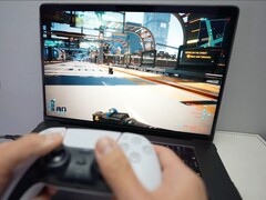 Osoba grająca w Cyberpunk 2077 na MacBooku przy użyciu kontrolera DualSense, prezentująca natywną wydajność gier na macOS. (Źródło obrazu: Andrew Tsai / YouTube)